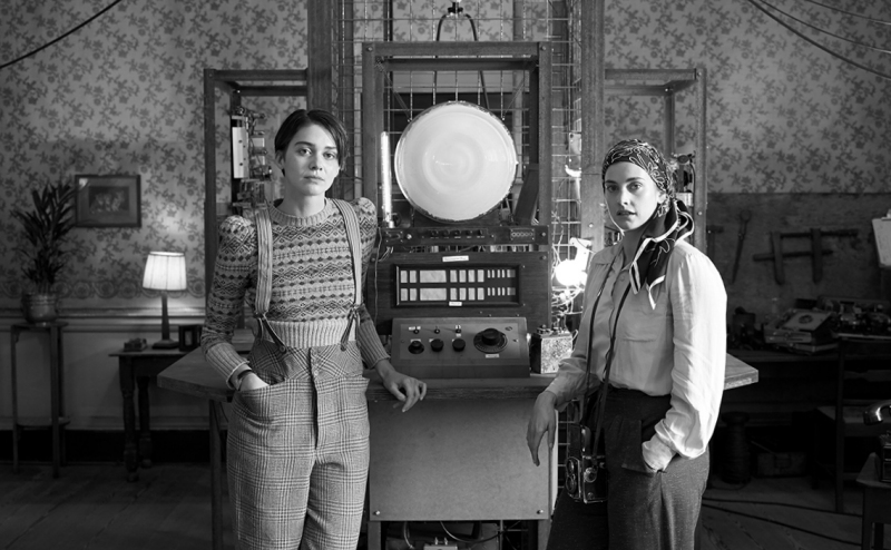 Ihrer Zeit weit voraus: Die beiden visionären Schwestern Thomasina (Emma Appleton / links) und Martha Hanbury (Stefanie Martini / rechts) haben mit Lola (in der Mitte) einen Apparat erfunden, mit dem sie TV- und Radioschnipsel aus der Zukunft empfangen.